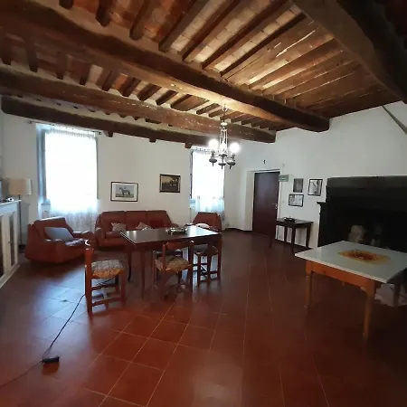 Appartamento Monte Santa Maria Tiberina; Appartamento sull'antica struttura del Castello dei Bourbon del Monte. Via del Castello 2 piano, 06010 Monte Santa Maria Tiberina, Italia *